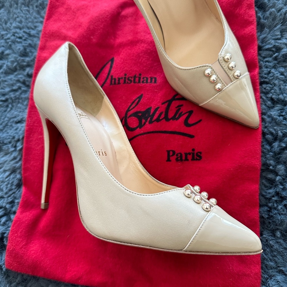 Christian Louboutin Pointrd Pumps with gold accents *RARE*